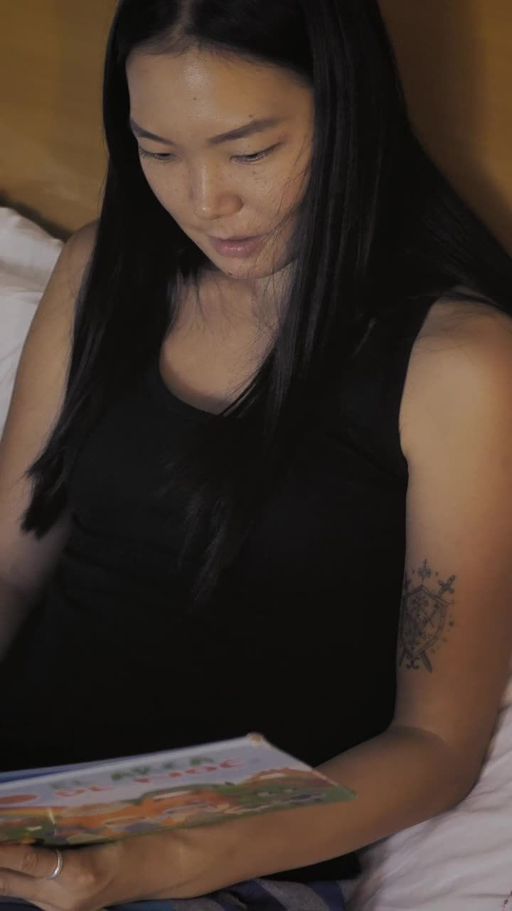 Stock Video Mother And Daughter Lying Down Reading Bedtime Storie Animated Wallpaper