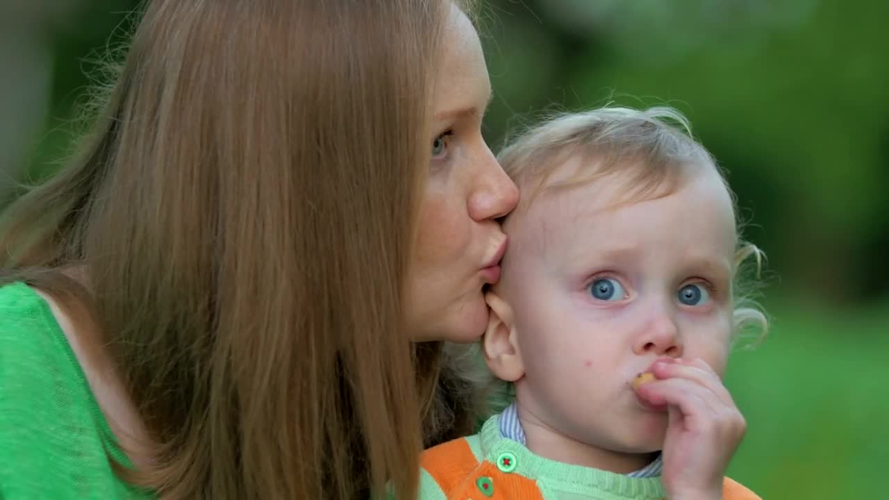 Stock Video Mother And Daughter In A City Par Animated Wallpaper