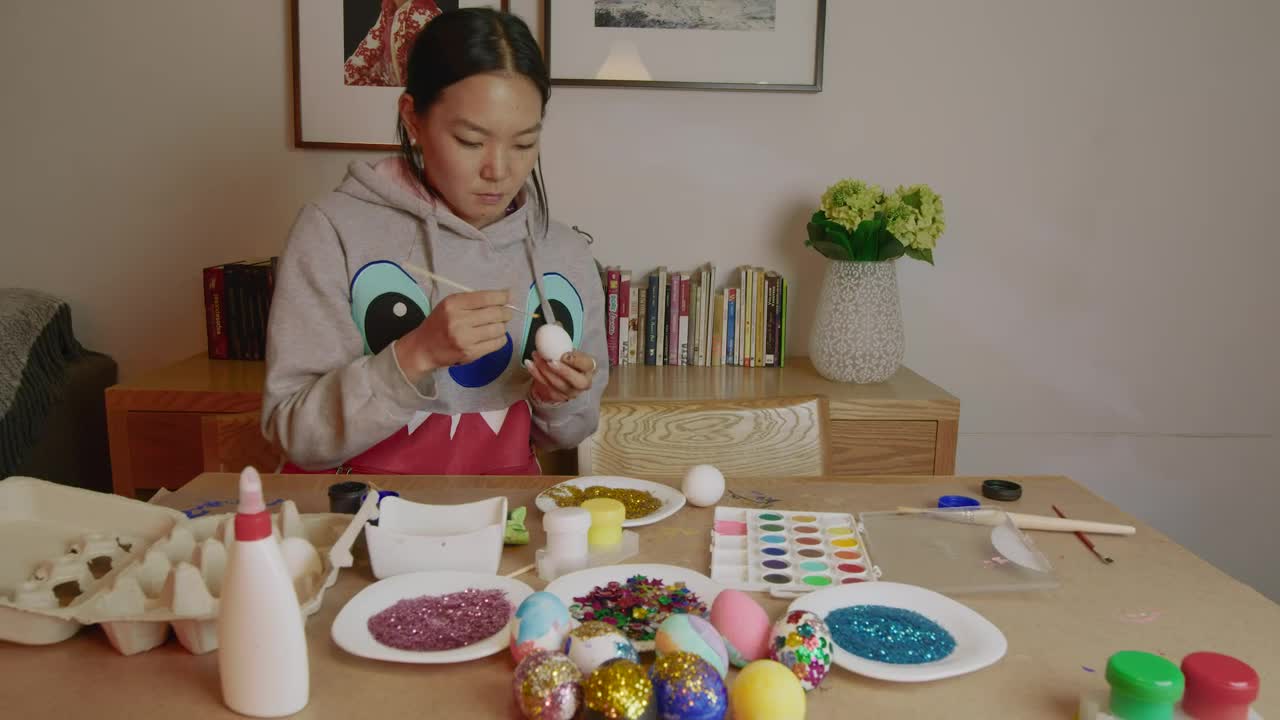 Stock Video Mother And Daughter Decorating Easter Egg Animated Wallpaper