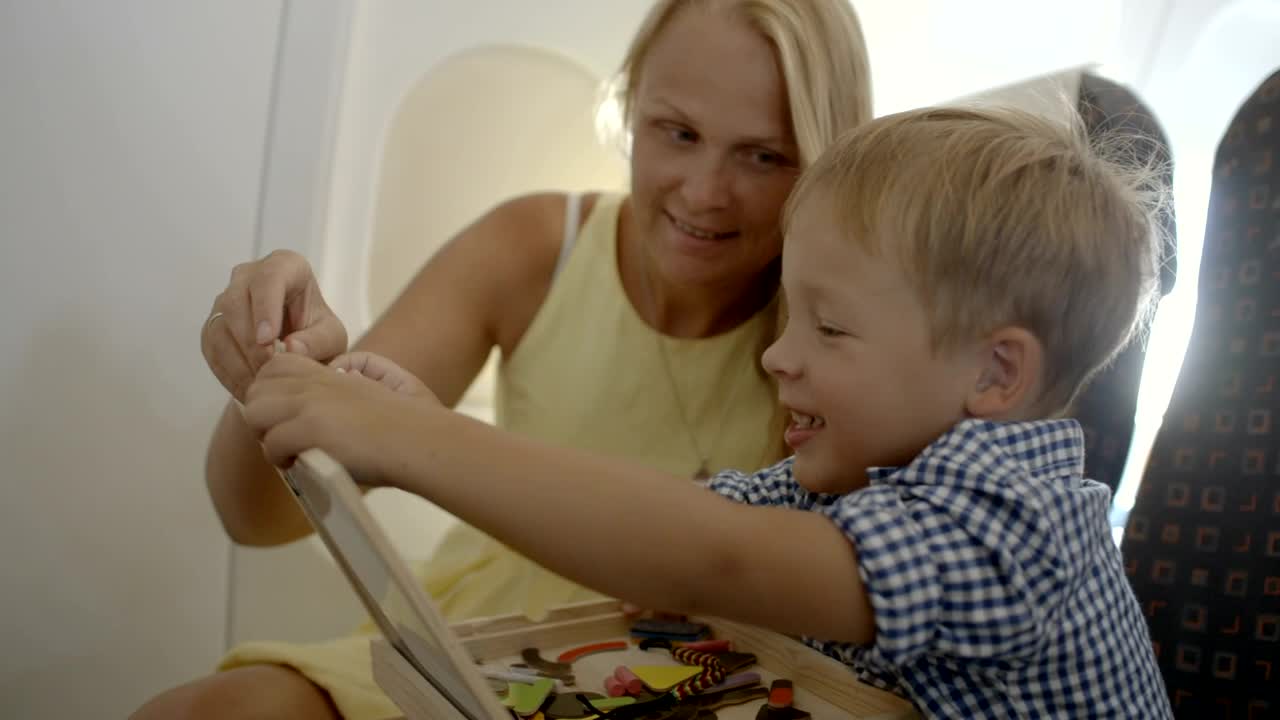 Stock Video Mother And Child Flying Away On Vacatio Animated Wallpaper