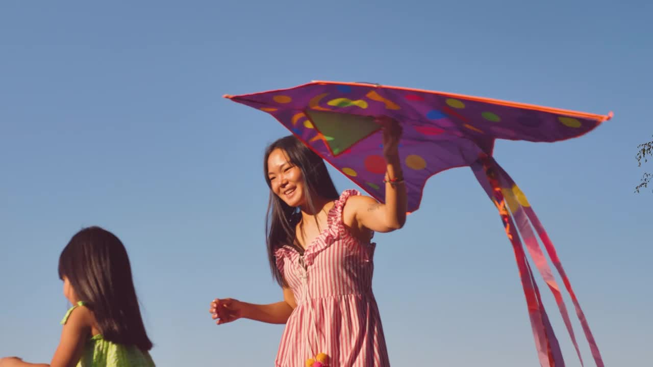 Stock Video Mom And Daughter Playing With A Kit Animated Wallpaper