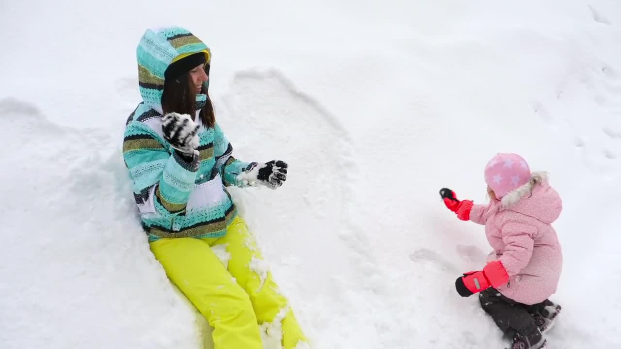 Stock Video Mom And Daughter Playing In The Sno Animated Wallpaper