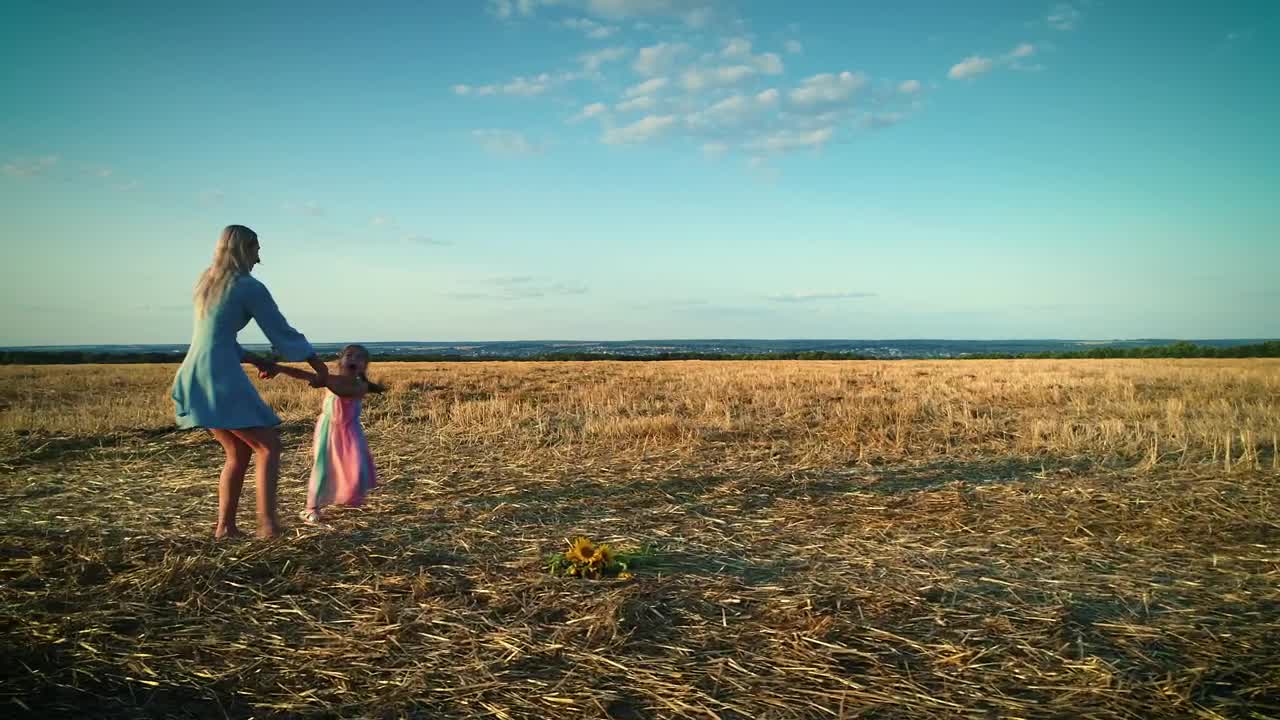 Stock Video Mom And Daughter Playing In The Fiel Animated Wallpaper