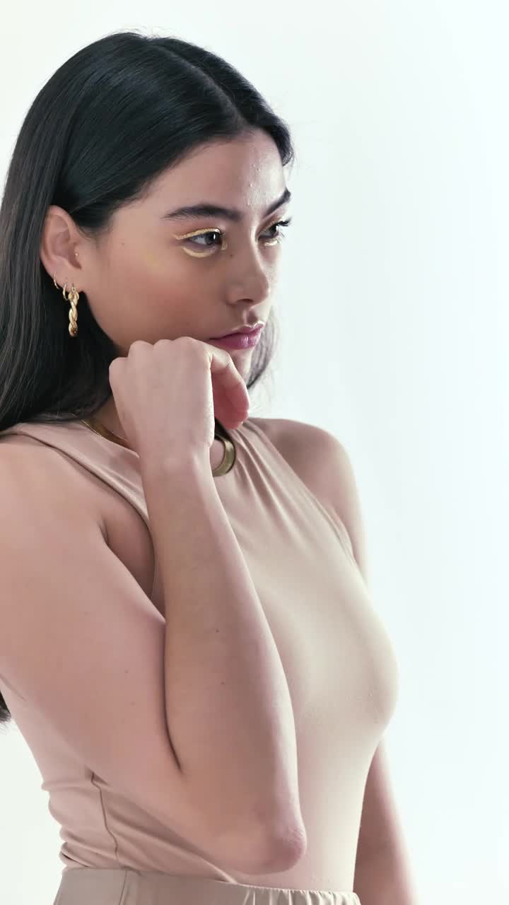 Stock Video Model In Gold Makeup In A Photoshoo Animated Wallpaper