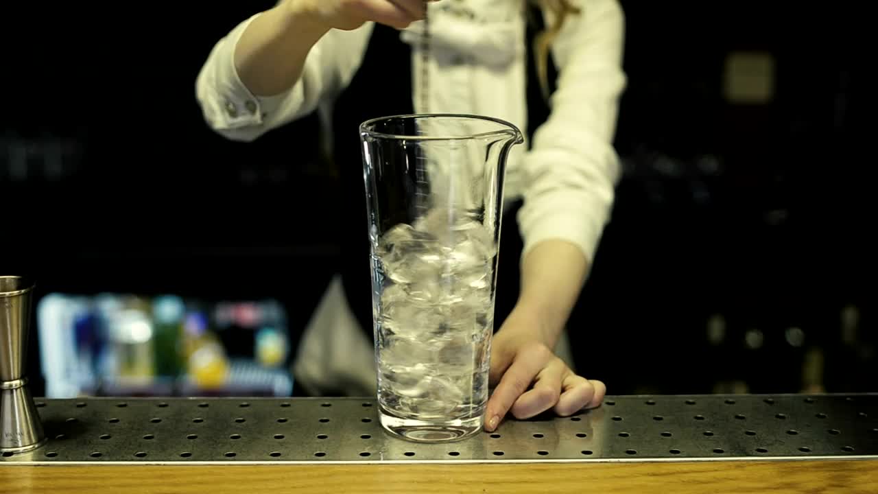 Stock Video Mixing Ice In A Cocktail Glas Animated Wallpaper