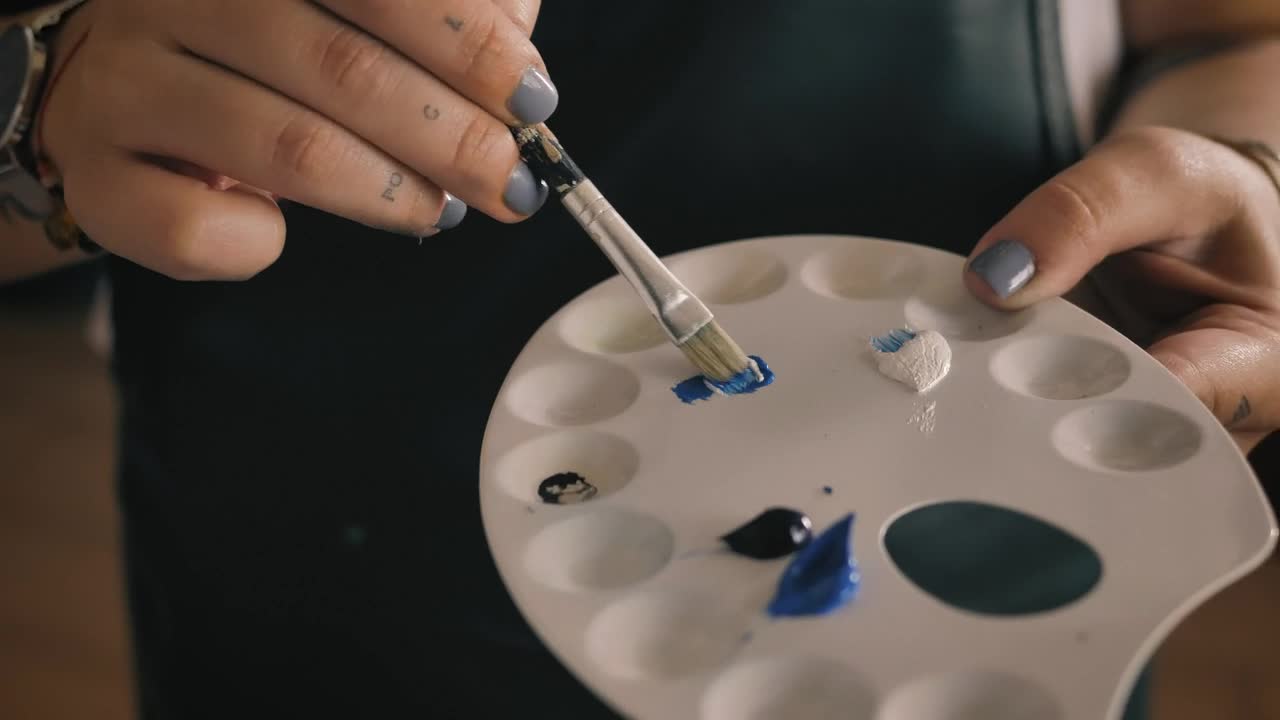 Stock Video Mixing Colors In A Paint Palett Animated Wallpaper