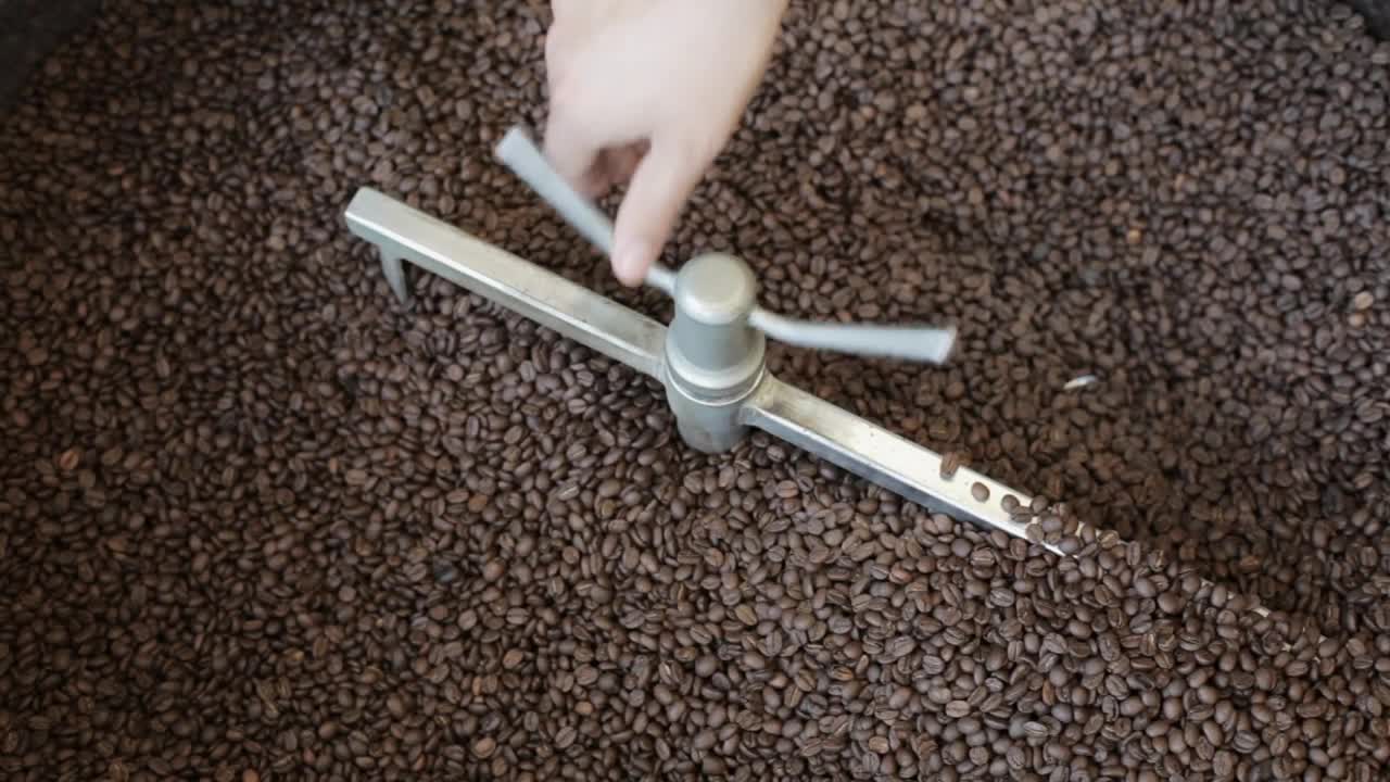 Stock Video Mixing Coffee In A Machin Animated Wallpaper