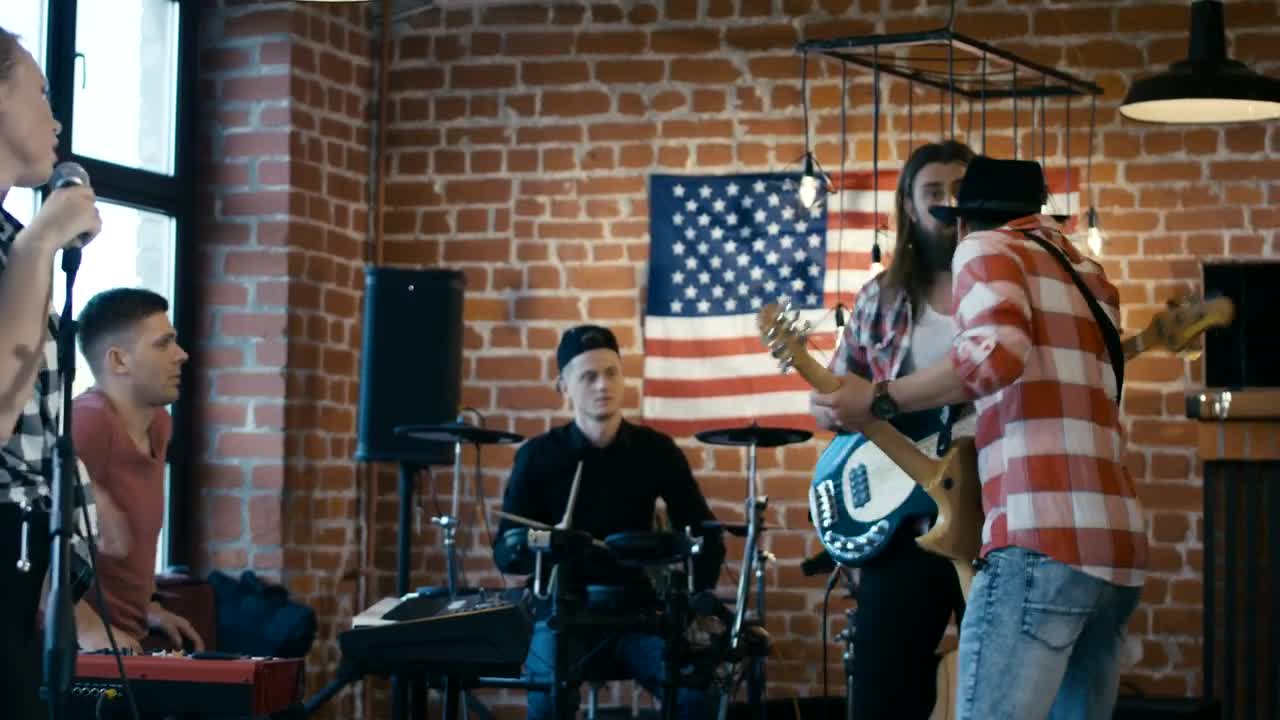 Stock Video Misicians Having A Conflict During Rehearsa Animated Wallpaper