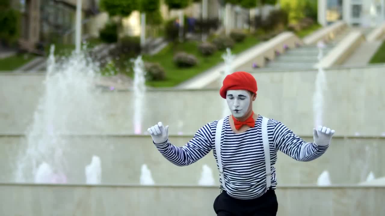 Stock Video Mime Preparing For His Act On The Stree Animated Wallpaper