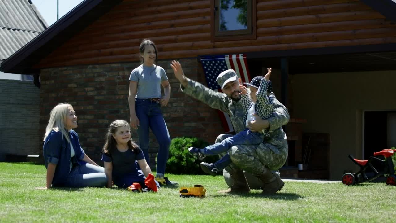 Stock Video Military Man And His Family In The Garde Animated Wallpaper