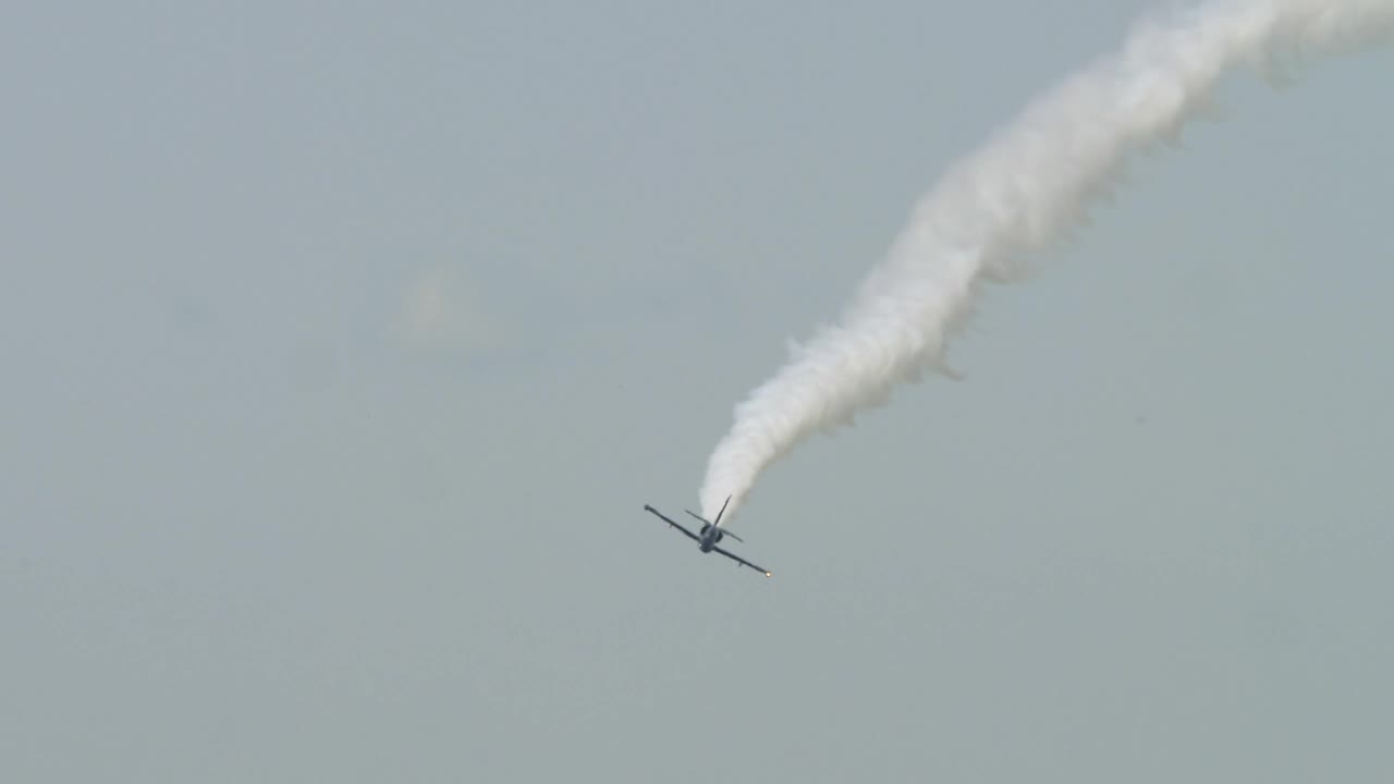 Stock Video Military Airplane At Low Altitud Animated Wallpaper