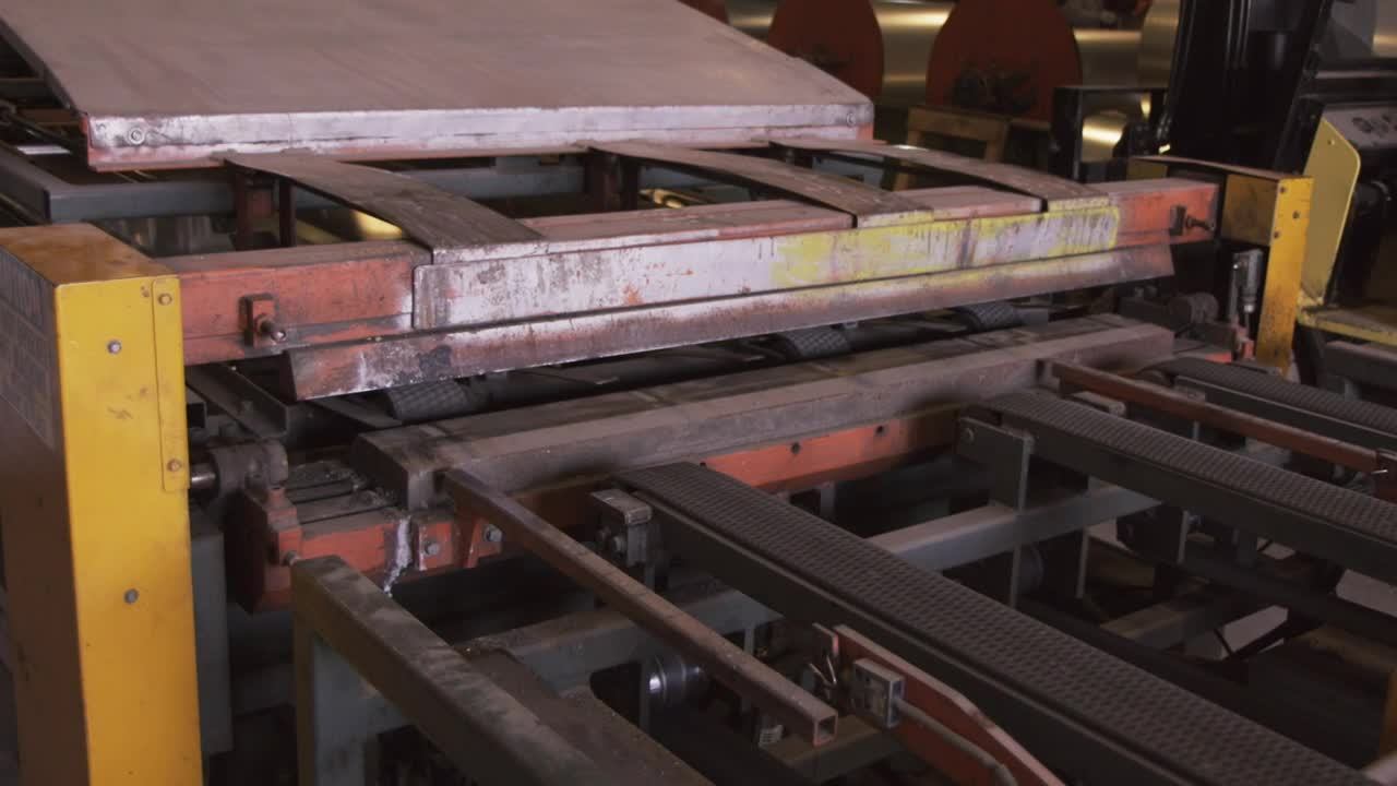 Stock Video Metal Pressing Machin Animated Wallpaper