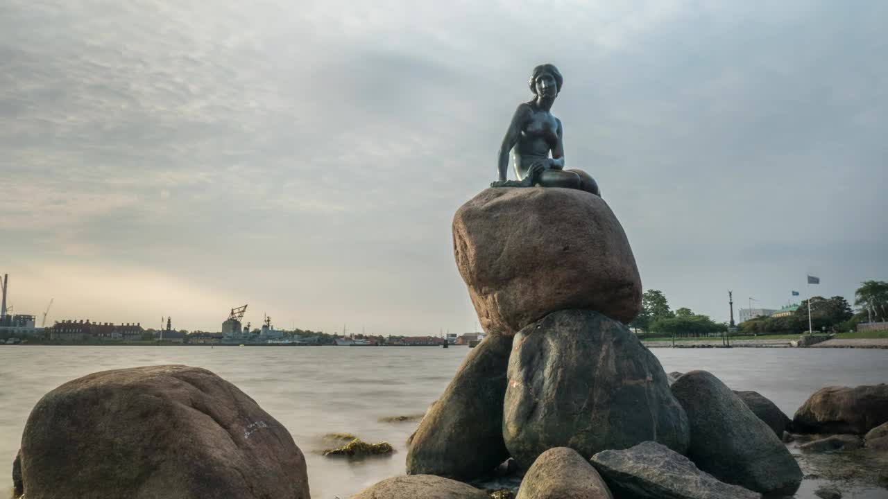 Stock Video Mermaid Statue By The Ocea Animated Wallpaper