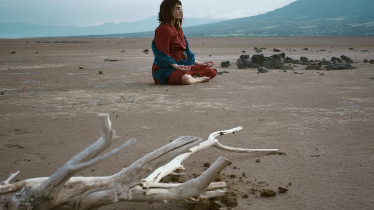 Stock Video Meditating In A Windy Desert Environmen Animated Wallpaper