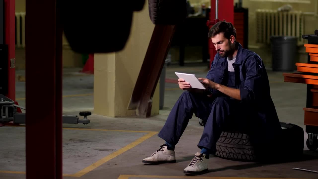 Stock Video Mechanic Using A Tablet In A Worksho Animated Wallpaper