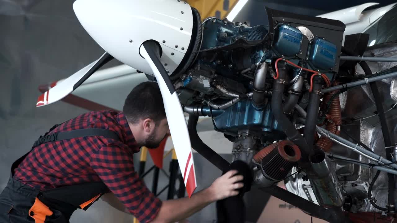Stock Video Mechanic Cleaning Aircraft Engin Animated Wallpaper
