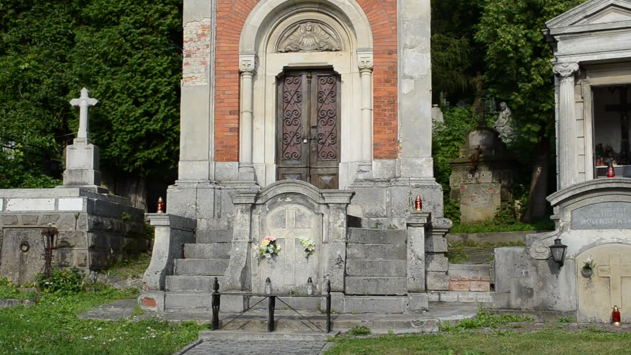 Stock Video Mausoleum In The Middle Of A Cemeter Animated Wallpaper