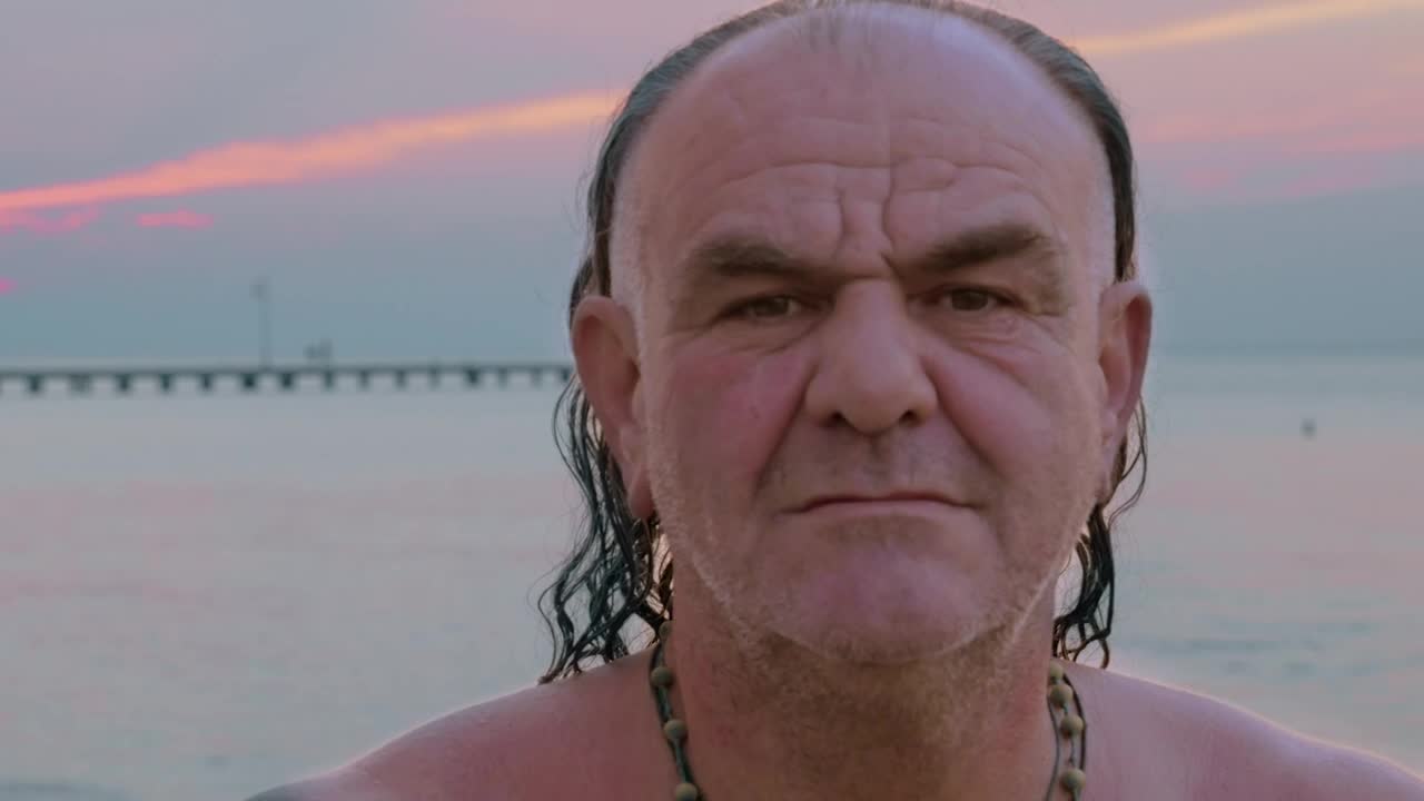 Stock Video Mature Man With Long Hair Laughin Animated Wallpaper