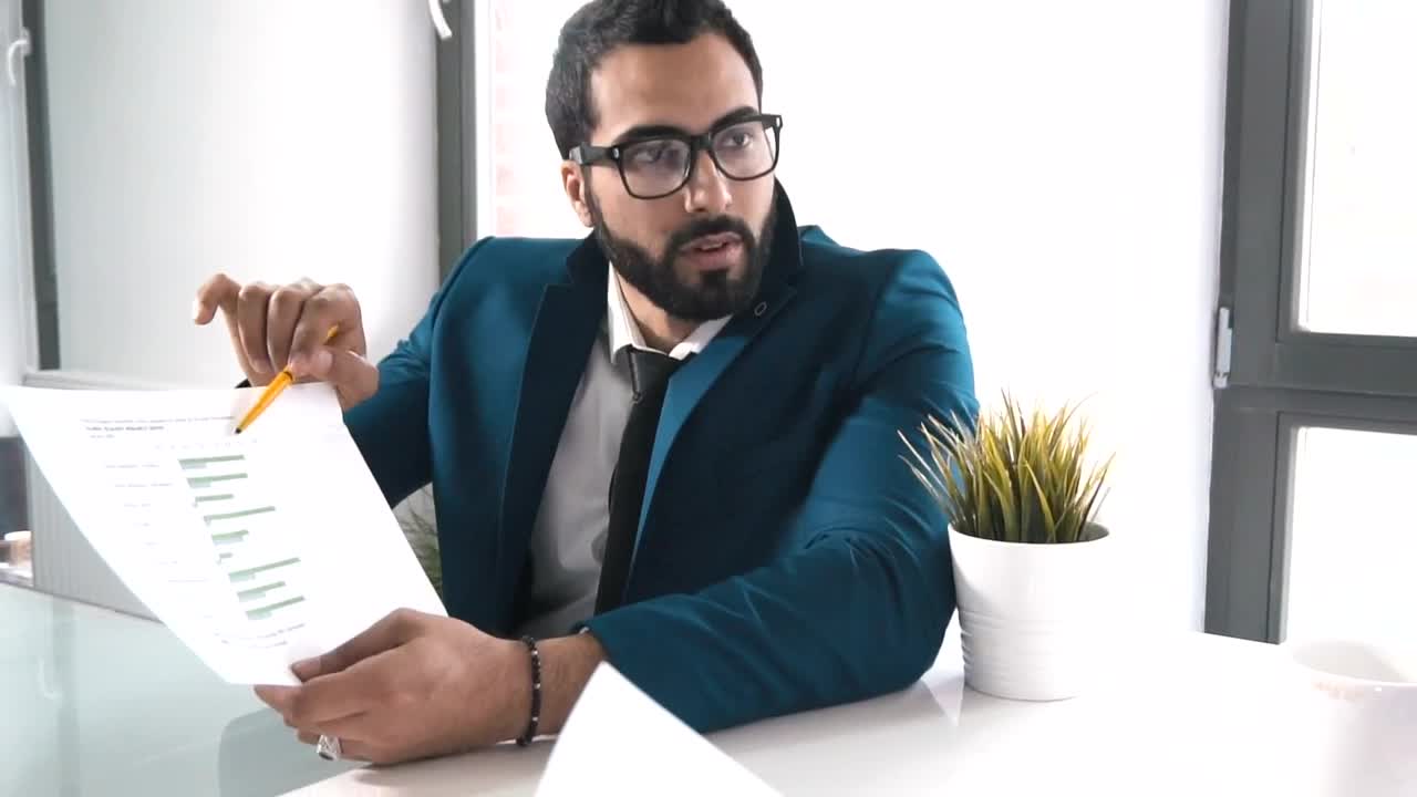 Stock Video Marketing Professional Explains Plan To Clien Animated Wallpaper