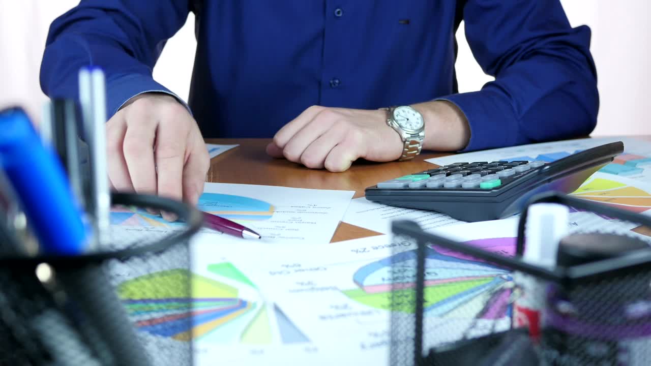 Stock Video Manny Is Reviewing A Business Grap Animated Wallpaper