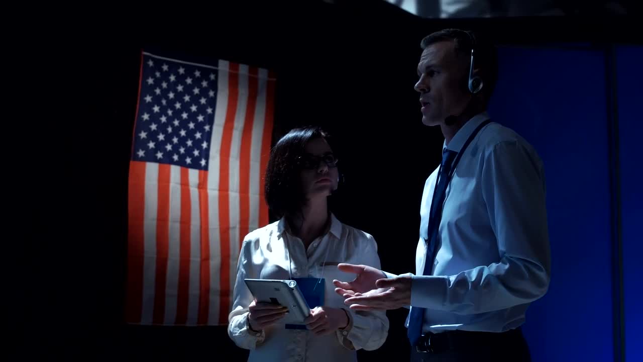 Stock Video Managers With Headphones Having A Conversatio Animated Wallpaper