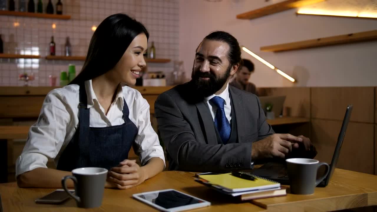 Stock Video Manager Enjoying A Chat With His Staf Animated Wallpaper