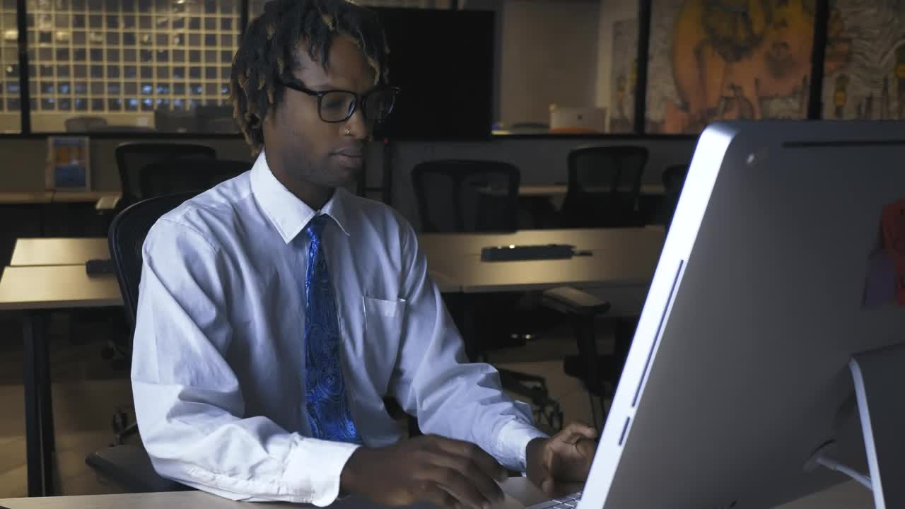 Stock Video Man Working On Computer In An Office At Nigh Animated Wallpaper