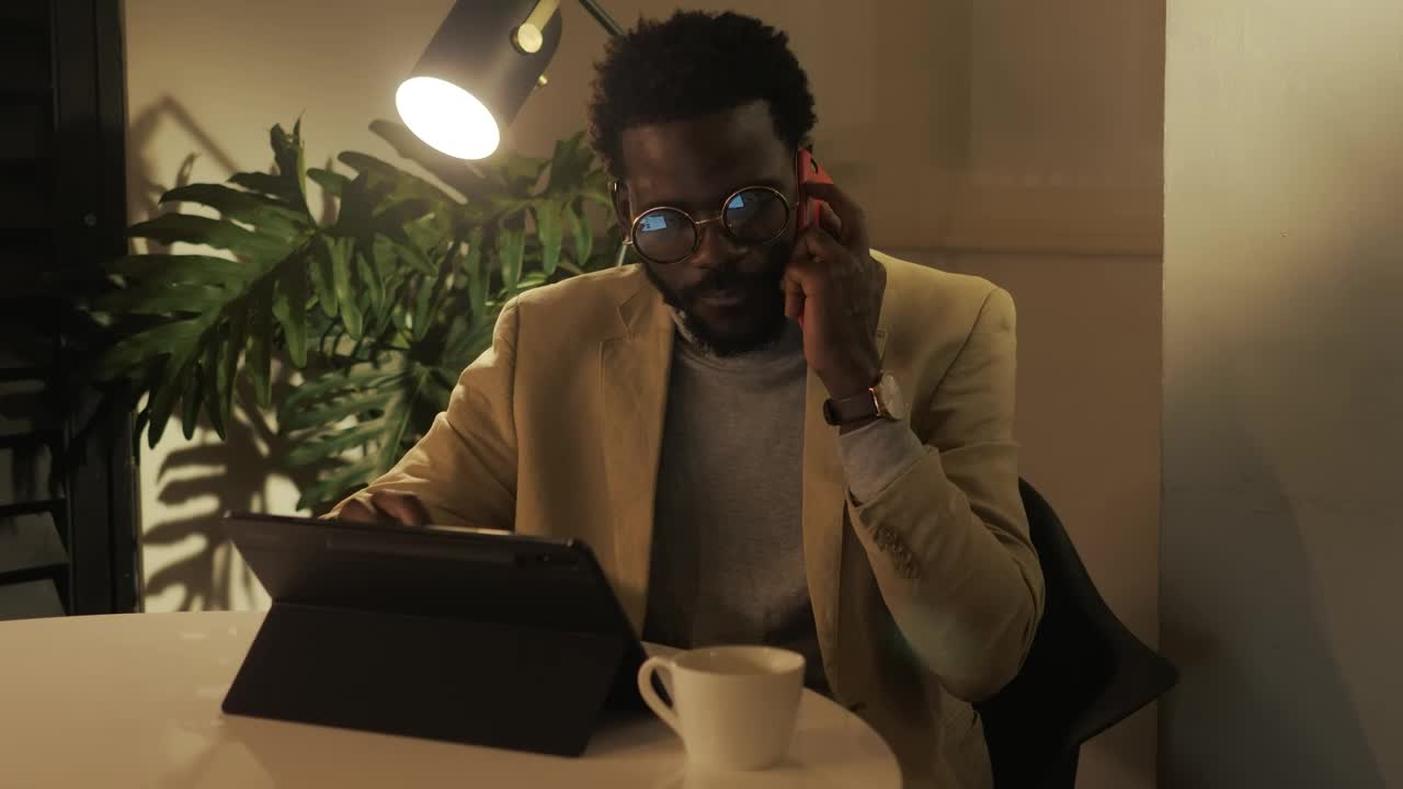 Stock Video Man Working On A Tablet During A Cal Animated Wallpaper