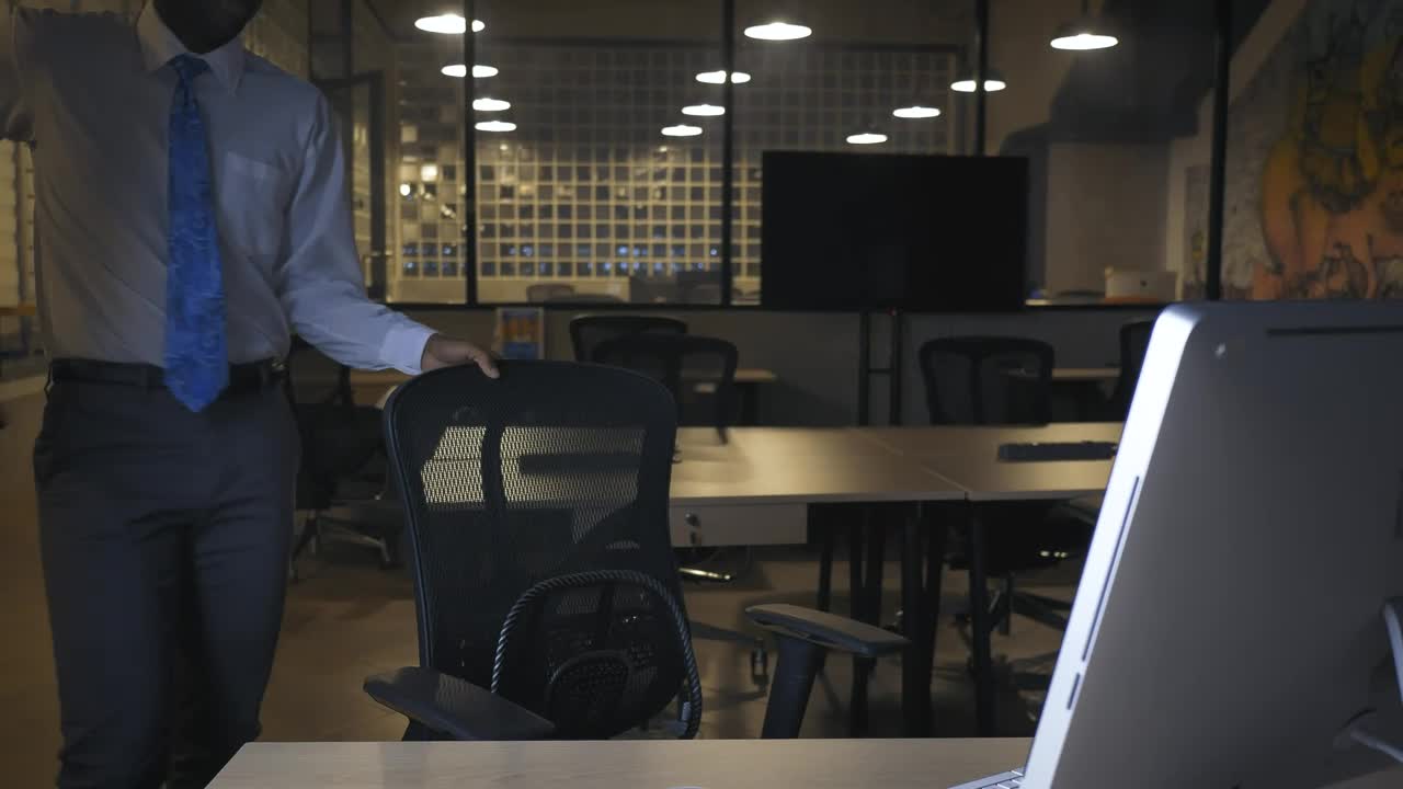 Stock Video Man Working In An Office At Nigh Animated Wallpaper