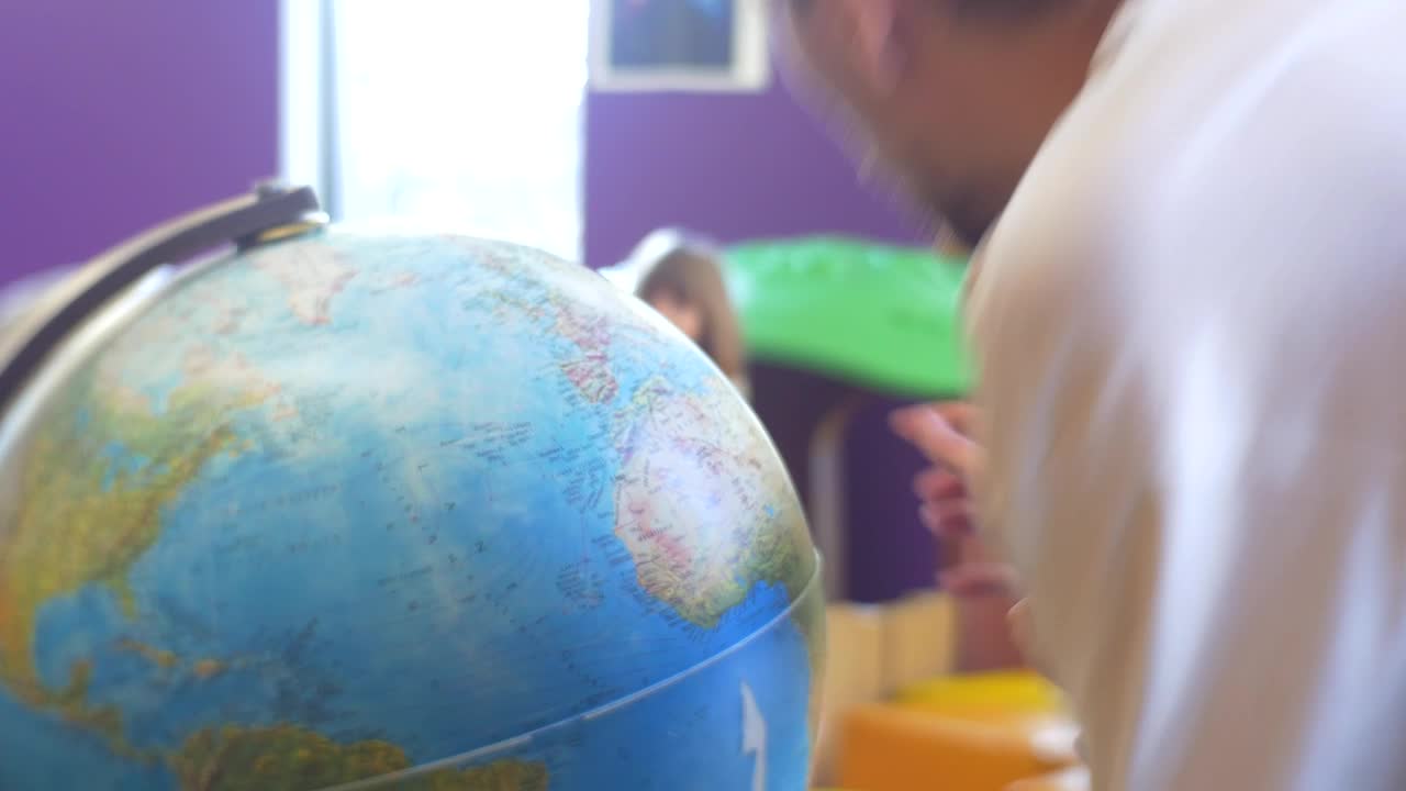 Stock Video Man With Little Girl Pointing At The Glob Animated Wallpaper