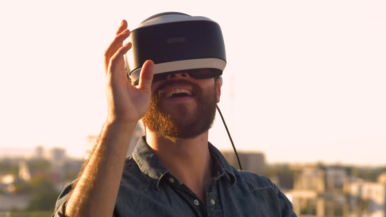 Stock Video Man Wearing Virtual Reality Glasse Animated Wallpaper