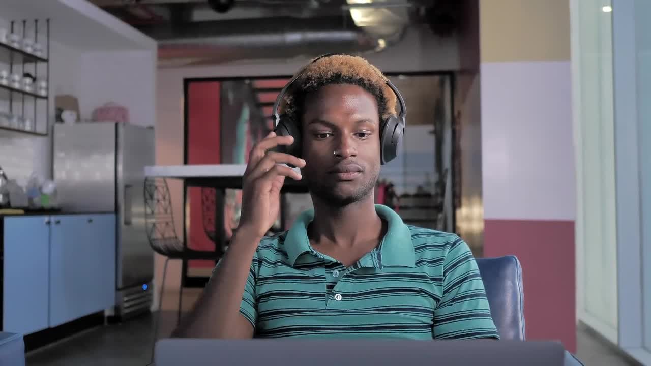 Stock Video Man Wearing Headphones Enjoying Musi Animated Wallpaper