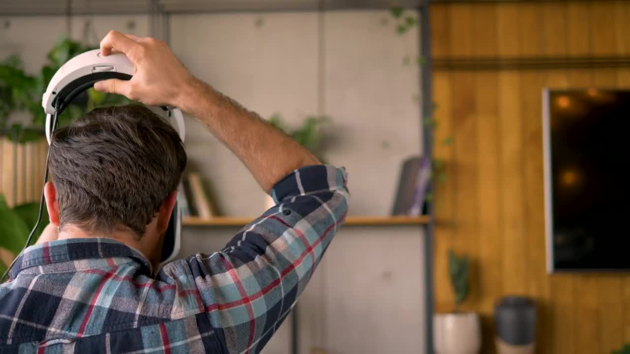 Stock Video Man Using Virtual Reality Glasse Animated Wallpaper