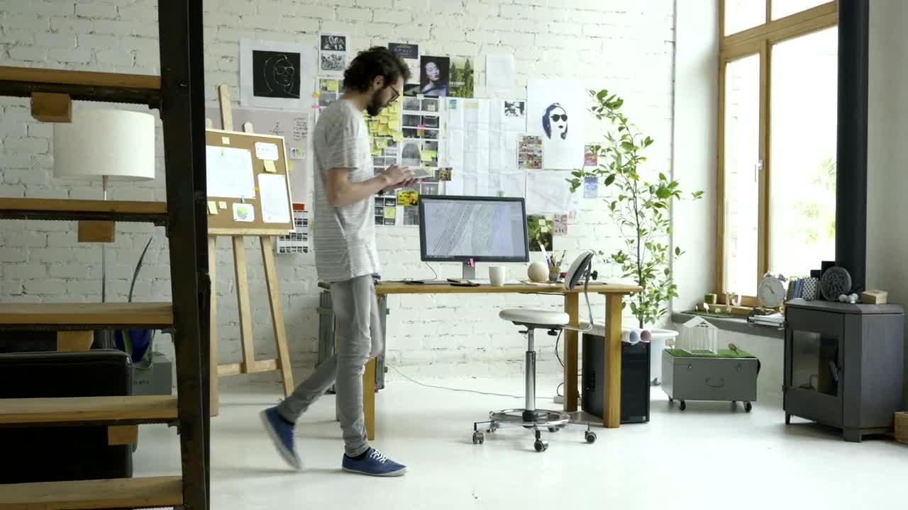 Stock Video Man Thinking In The Studi Animated Wallpaper