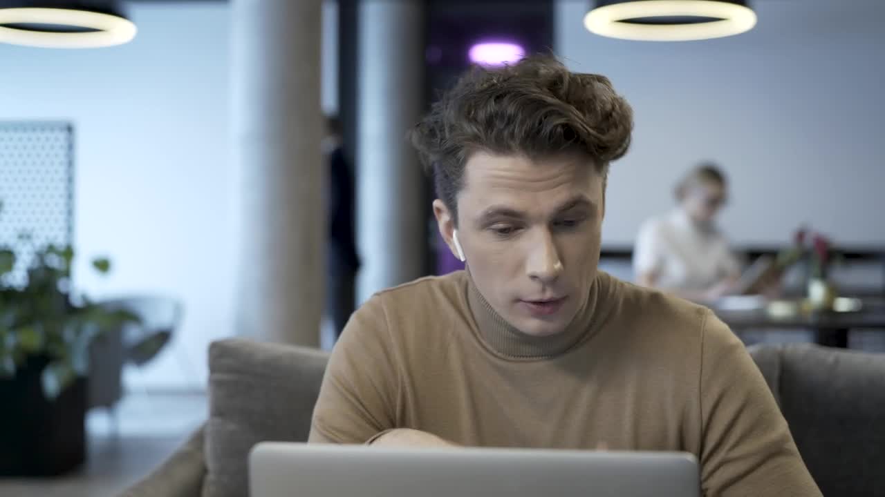 Stock Video Man Talking In A Video Conference Cal Animated Wallpaper