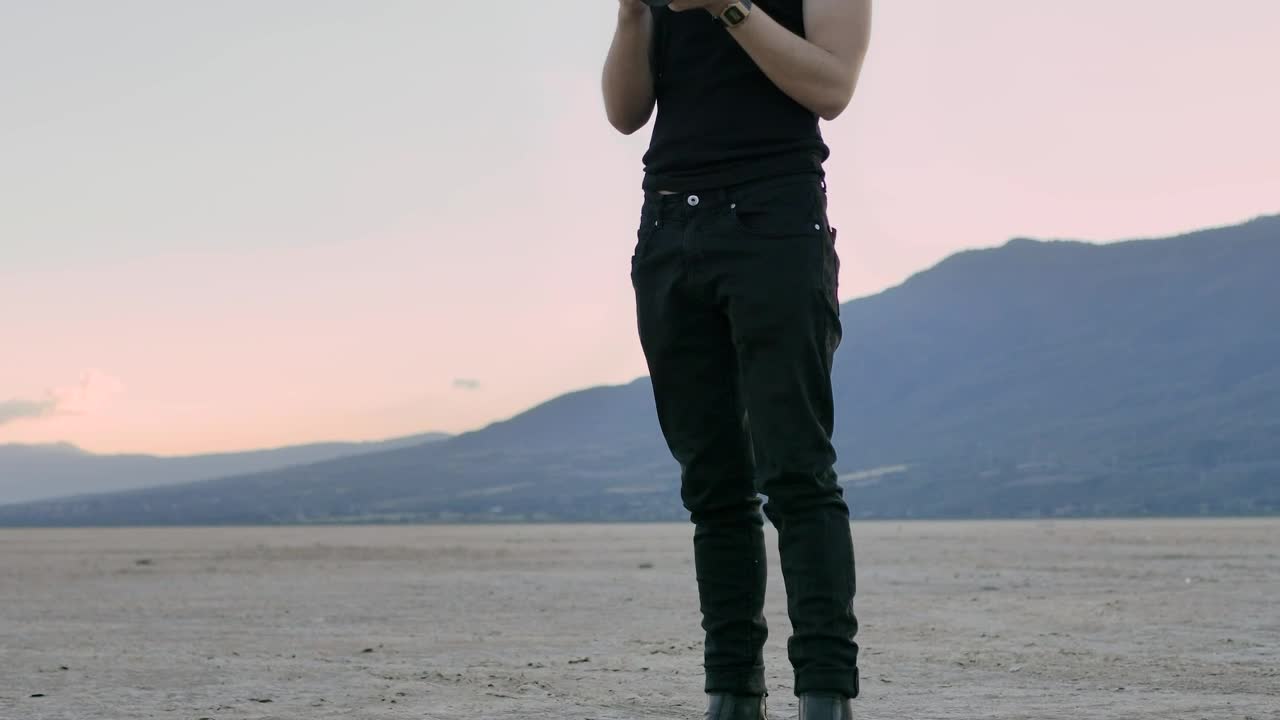 Stock Video Man Taking Photos In The Middle Of A Large Deser Animated Wallpaper