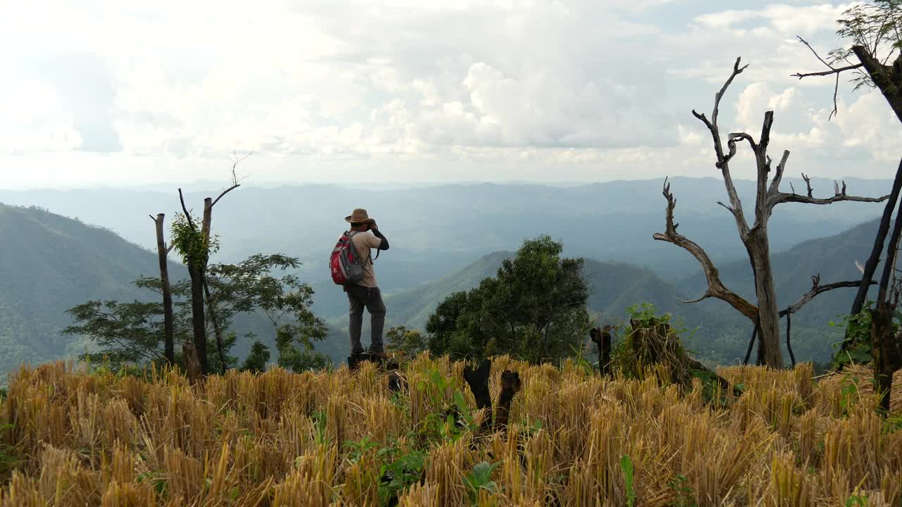 Stock Video Man Taking Photographs In The Mountai Animated Wallpaper