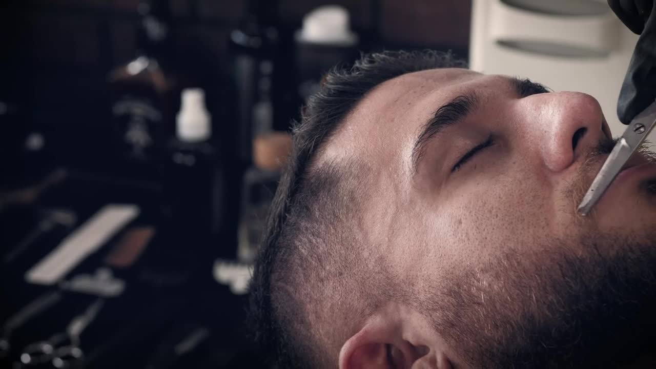 Stock Video Man Receiving A Beard Tri Animated Wallpaper