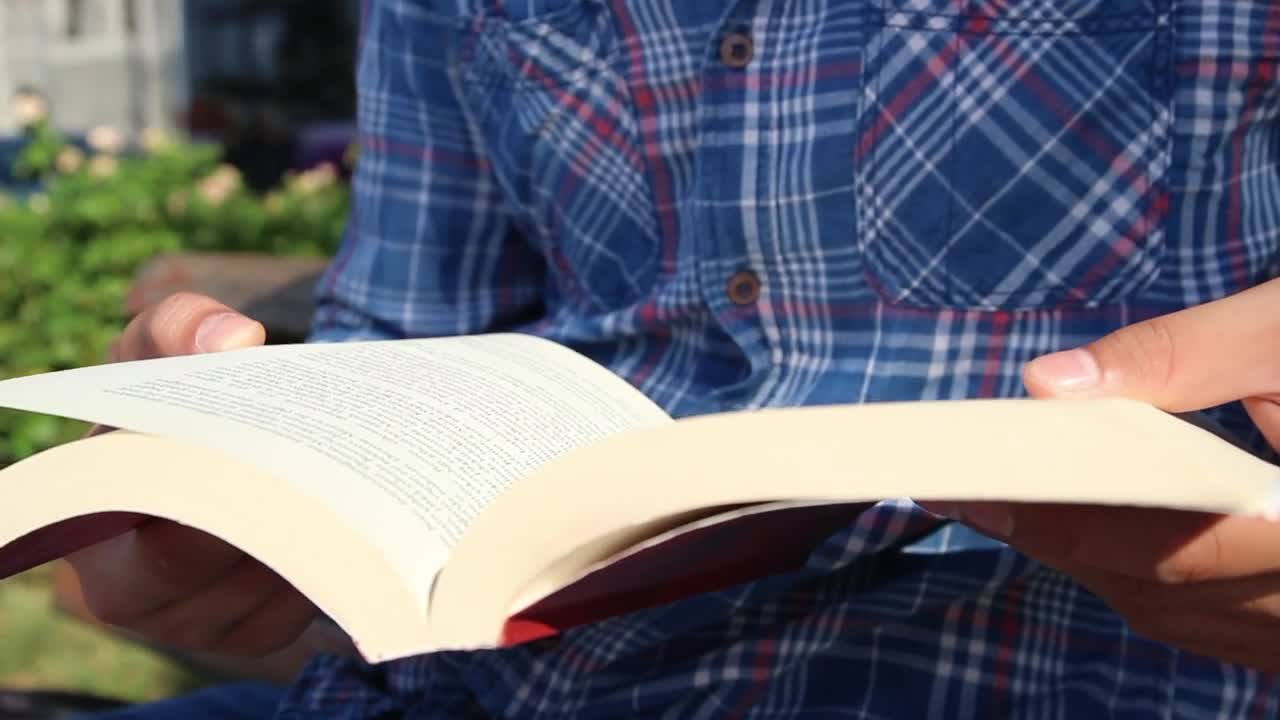 Stock Video Man Reading A Book In The Sun In A Par Animated Wallpaper