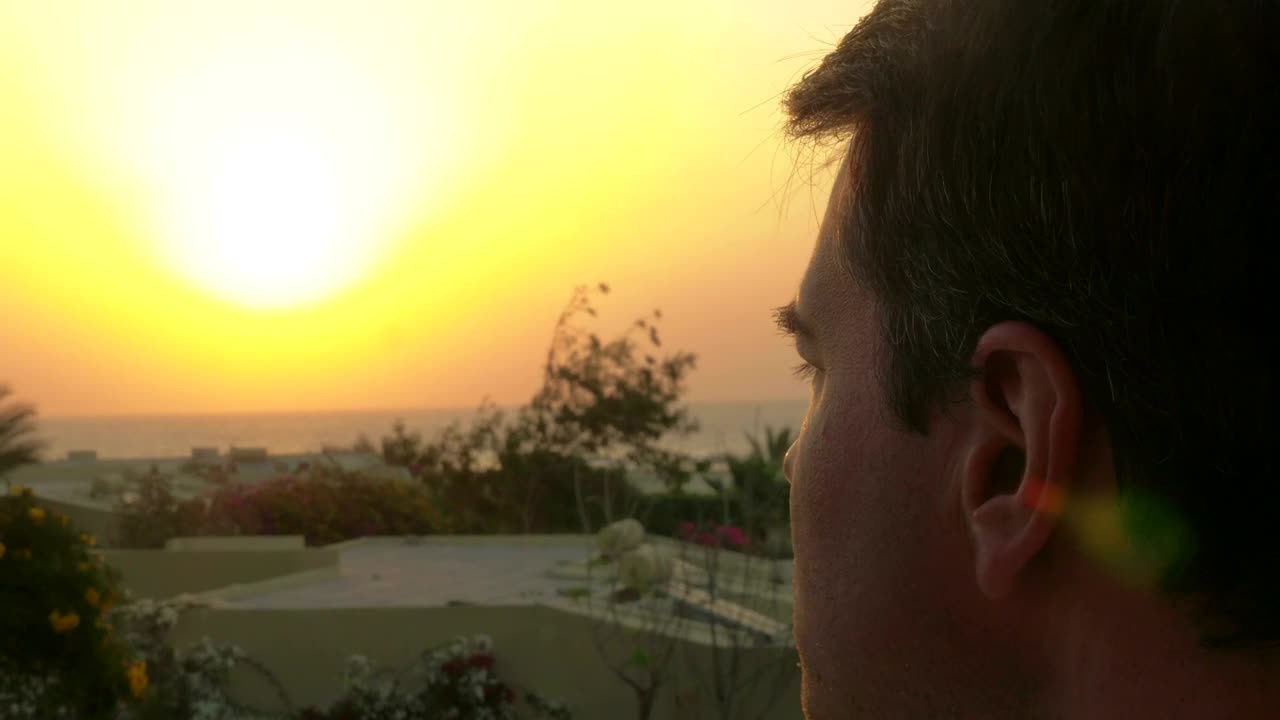 Stock Video Man Putting On Glasses To Look At The Horizo Animated Wallpaper