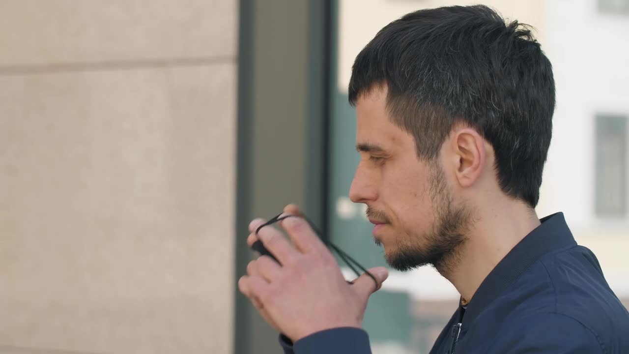 Stock Video Man Puts On A Black Mask On The Stree Animated Wallpaper