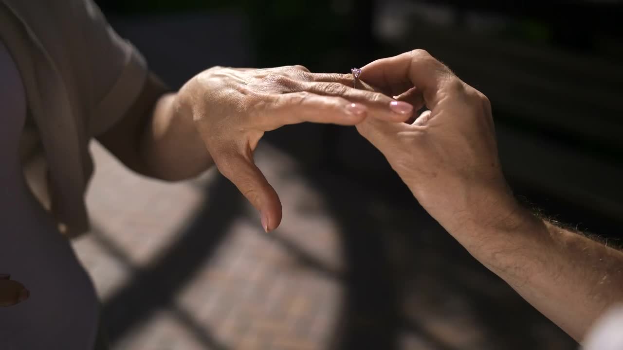 Stock Video Man Proposing To A Woma Animated Wallpaper
