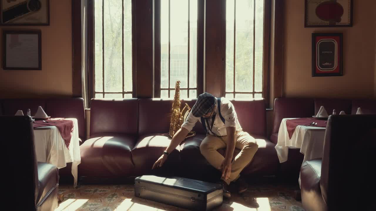 Stock Video Man Packing His Saxophon Animated Wallpaper