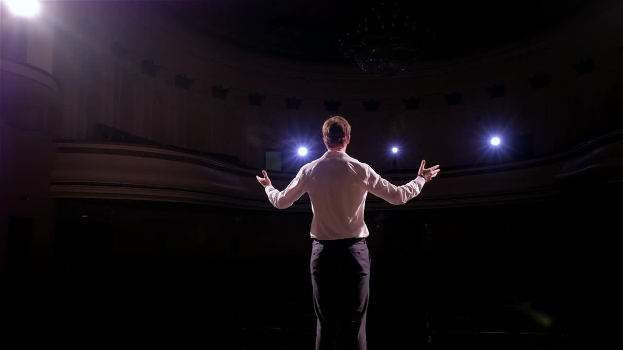 Stock Video Man Introduces Himself To Seminar Audienc Animated Wallpaper