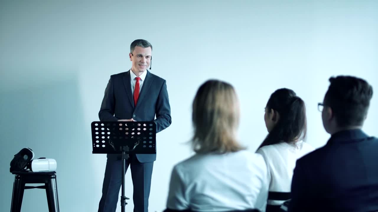 Stock Video Man Interacting With The Audience In A Conferenc Animated Wallpaper