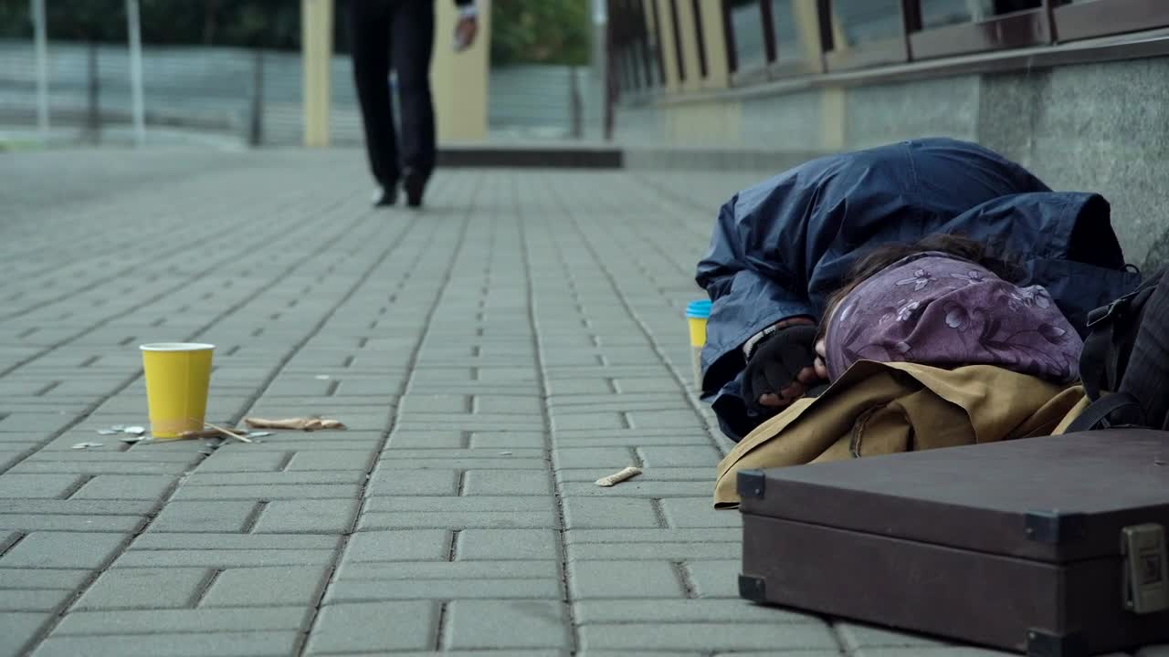 Stock Video Man In Suit Giving Food To Homeles Animated Wallpaper