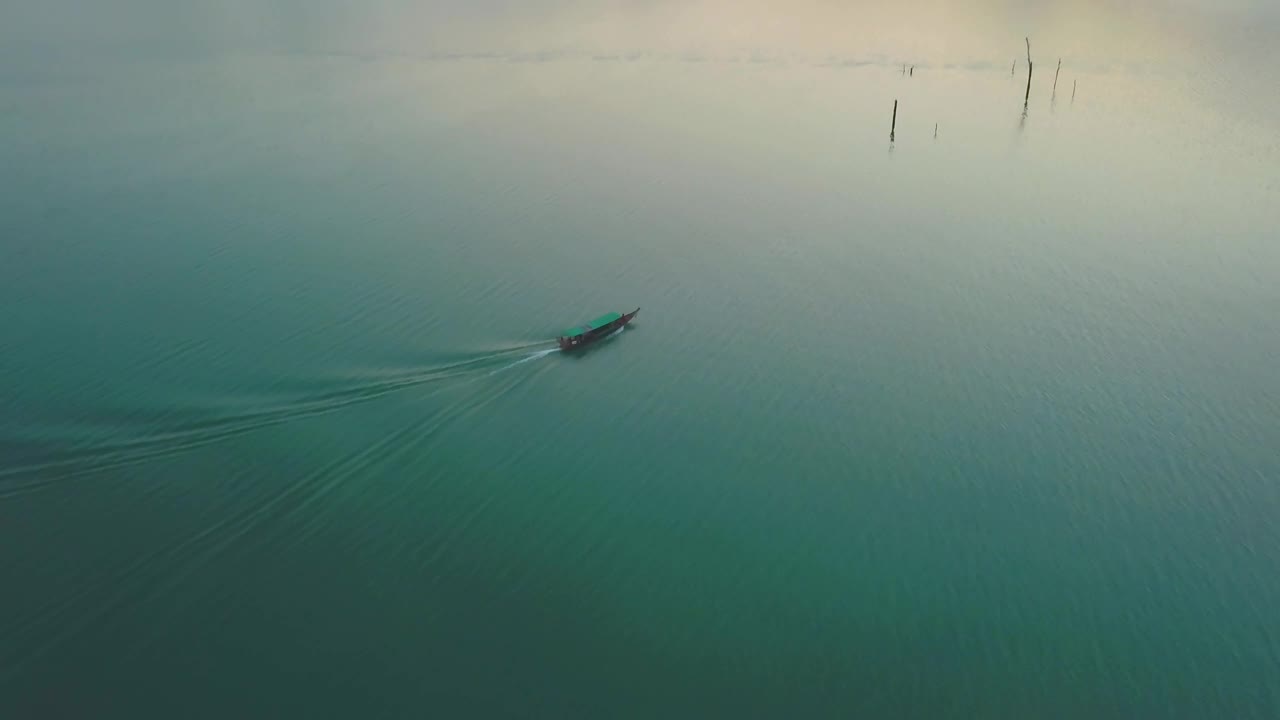 Stock Video Motorboat On A Large Lake With Turquoise Blue Waters LargeLive Wallpaper