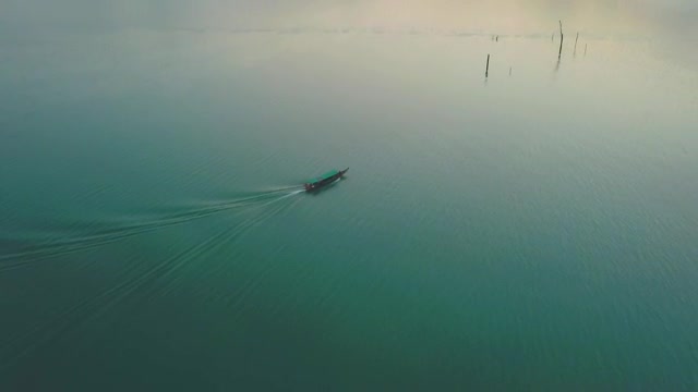 Stock Video Motorboat On A Large Lake With Turquoise Blue Waters Live Wallpaper