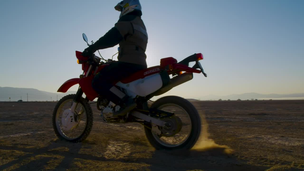 Stock Video Motorcyclist Accelerating His Motorcycle Live Wallpaper