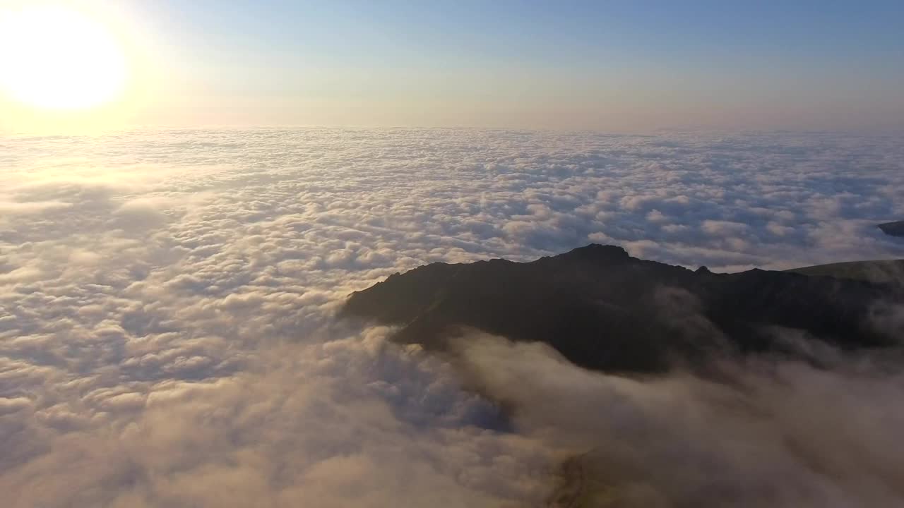 Stock Video Mountain And A Sea Of Clouds Live Wallpaper